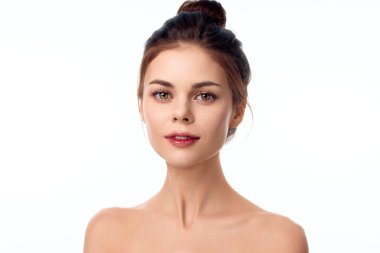 Beyaz arka planda makyajsız güzel bir genç kadın. Stok fotoğraf sitesinden fotoğraf.