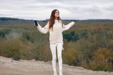 Dağ Kadınları Telefon Bağlantısı: Macera Arayan Gezgin Güzel Manzara Ortasında Doğayı Gülümseyerek Yakaladı.