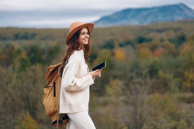 Dağ Kadınları Telefon Çağrısı: Doğada Özgürlük ve Bağlantının Kucaklanması