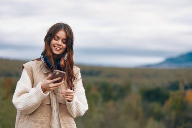 Doğada Özgürlüğü Bulmak, Gülümseyen Maceracı Gezgin Kulaklıkla Selfie Çekiyor, İletişim Teknolojisine Atlıyor