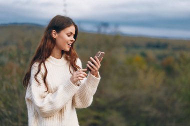 Gülümseyen Maceracı Selfie 'yi telefonla yakalıyor, Doğada Özgürlüğü kucaklıyor