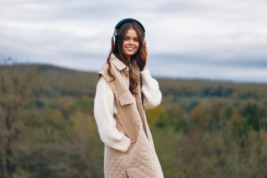 Gezgin Melodiler: Görkemli Dağlar ve Huzurlu Doğa 'da Uyumlu Bir Kadın Yolculuğu