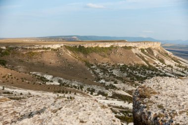 Ortasında birkaç bulut olan açık mavi gökyüzü seyahat, sanat ve güzellik kavramları için mükemmel bir arka plan.