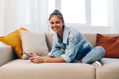 Happy Woman Holding Phone, Home: Çevrimiçi Oyun ve Selfie Saati 'nde Dinleniyor