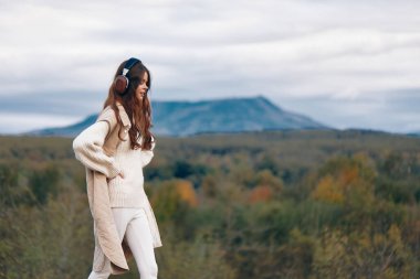 Dağ Melodileri: Bir Kadın Baharda Açık Hava Macerası, Kulaklıkla Yürüyüş, Doğanın Ritmiyle Dans