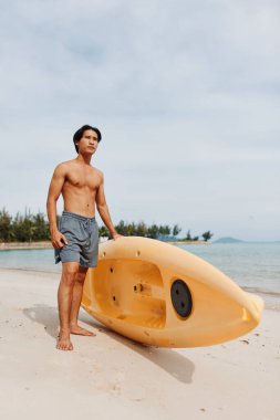 Yaz Eğlencesi: Asyalı Adam Tropikal Sahilde Kayak Macerası Yapıyor