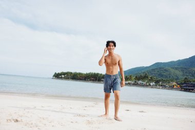 Sahilde Koşan Kaslı Asyalı Sporcu: Spor ve Özgürlüğün Gücü