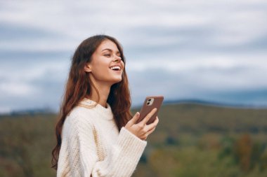 Dağ Kadını: Gülümseyen Turistlerin Doğa Bağlantısıyla Selfie 'sinin Maceralı Özgürlüğünü Yakalamak