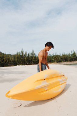 Oar ile Tropikal Plaj Tatilinin Tadını Çıkartan Kayakçı: Idyllic Island Paradise 'da Aktif Yaşam Tarzı