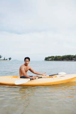 Tropikal Cennet 'teki Mutlu Asyalı Kano Adam: Güzel Sahilde Macera ve Boş Zaman