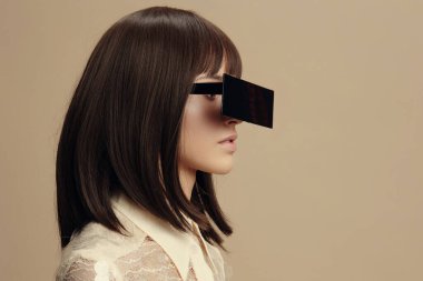 Kadın, gözlüklü, at kuyruklu, at kuyruklu, gözlüklü, gözleri kapalı duran bir kadın.