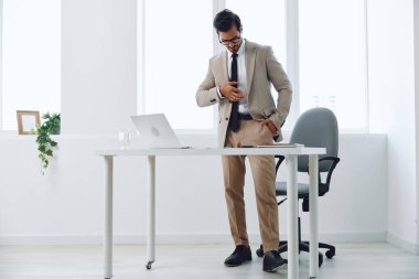 Erkek işyeri, heyecan verici teknoloji kazanırken, bilgisayar, beyaz takım elbise, ofis, ofis, iş adamı, iş adamı, masa başı çalışanı, beyaz, yetişkin, profesyonel iş adamı.