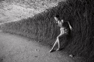 Siyah beyaz bir portrede duvara yaslanan kadın modern hayatın güzelliğini ve tarzını yansıtıyor.