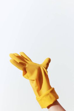 Beyaz arka planda sarı kauçuk eldiven ve mesaj veya logo için yer var. Temizlik, ev işleri ya da bahçe işleri için mükemmel. Tasarım ihtiyaçlarınız için parlak ve canlı bir resim.