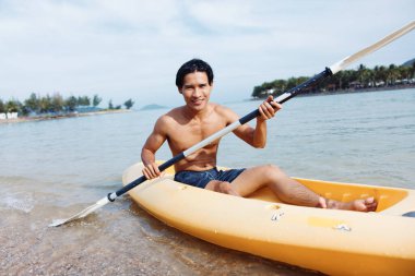 Palm-Finged Plaj Macerası: Aktif Asyalı Adam Tropikal Okyanusta Kano Tadını Çıkartıyor