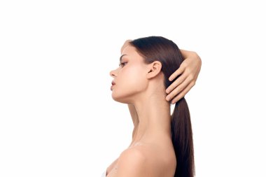 Kahverengi saçlı kadın, beyaz havluyla yüzünün önünde saç tutuyor, beyaz arka planda izole edilmiş..