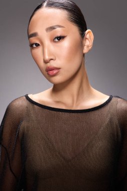 Asyalı kadın üstü kapalı poz veriyor. şık ve şık görünüyor..