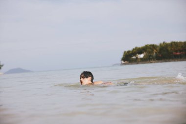 Yüzücü: Tropikal Plajda Arkadaşlarla Neşeli Asya Tatili, Mavi Okyanusun ve Güneşle Öpülen Yaz Eğlencesi