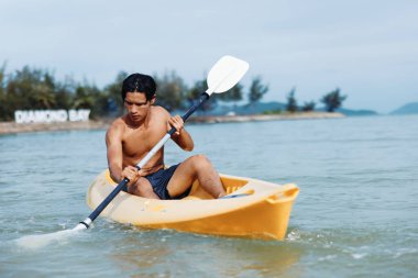 Asya 'da Tropikal Plaj Tatilinin tadını çıkaran Maceracı Kanocu