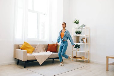 Neşeli Zıplama: Neşeli Bir Dairede Neşeli Dans Eden Mutlu Bir Kadın