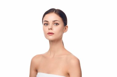 Güzel, genç Asyalı makyajcı kadın temiz yüzüne dokunuyor beyaz arka plan, güzellik kozmetik ürünleri ve yüz bakımı konseptiyle izole edilmiş taze ve sağlıklı bir cilde sahip. Yüksek kalite fotoğraf