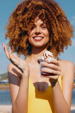 Dondurma tutan neşeli bayan, neşeli ifade, canlı yaz atmosferi sıcak renkler ve neşeli bir hava.