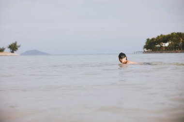 Aktif Asyalı Adam Yaz Suyunun Tadını Çıkartıyor Tropik Plaj Tatilinde Su Sıçrıyor