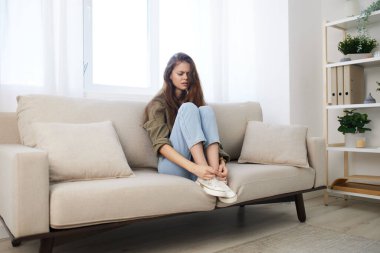 Stresli Kadın Koltukta Oturuyor, Üzgün ve Endişeli, Evde Akıl Sağlığı Ağrısı Yaşıyor