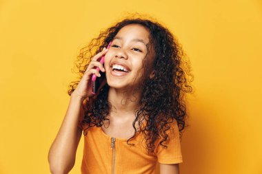 Kadın, siyah, kadın, yüz yüze, Amerikan iletişimi, mutlu kadın, sıradan güzellik, genç, çekici, mobil, Afrikalı, neşeli kadın.