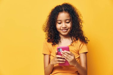 Kadın kadın mesaj genç güzel telefon çocuk teknolojisi akıllı telefon çevrimiçi cep telefonu küçük cep telefonu kız iletişim internetteki sosyal mobil çocuk ağı kadın cep telefonu