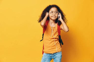 Hayat tarzı kadın müziği güzel kız portresi sevimli afro çocuk kız sarı çocuk sevimli genç çocuk insan geçmişi küçük