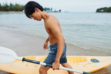 Mutlu Asyalı Adam Tropikal Cennet 'te Kayak yapıyor