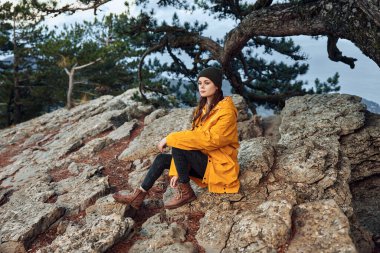 Doğada Dinlenen Bir Kadın Tarzıyla Seyahat Ediyor Ve Ağaçlar ve Kayalar Arasında Güzelliği Buluyor