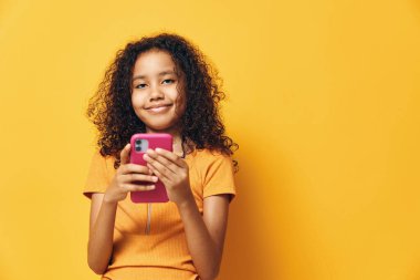 Genç kız cep telefonu güzel cep telefonu sarı kız küçük moda akıllı telefon çocukluk akıllı kız mobil çocuk internet mesajları küçük kadın internet mesajları