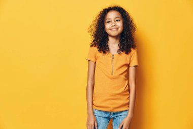 Kadın arka planı genç moda stüdyosu sarı kız eğlenceli kız sevimli kız küçük pozitif kız mutlu model saç neşeli güzel çocukluk portresi kadın gülümse