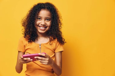 Güzel, küçük, siyah teknoloji çocuğu kız çocukluk, akıllı telefon, cep telefonu, cep telefonu, telefon, iletişim, çocuk, gençlik, sevimli, genç internet.