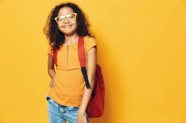 Sıradan bir kadın, küçük siyah kız, tapılası genç kız, genç kız, stüdyo çocuğu, arka plan, güzel bir portre, sarı saçlı, sevimli çocukluk geçmişi olan çocuk.