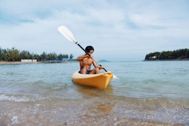 Maceracı Asyalı Adam Tropikal Cennet 'te kayağın keyfini çıkarıyor Palmiye ağaçları ve kristal berrak okyanus suyuyla