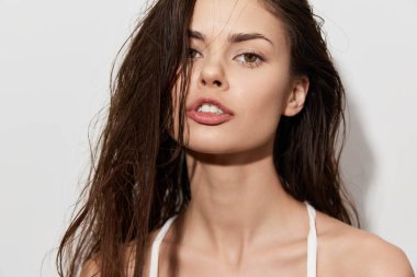 Beyaz arka planda ıslak saçlı bir kadın. Yüksek kalite fotoğraf