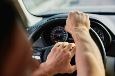 Sürücünün direksiyondaki bulanık yol arkaplanının odaklanmış görüntüsü