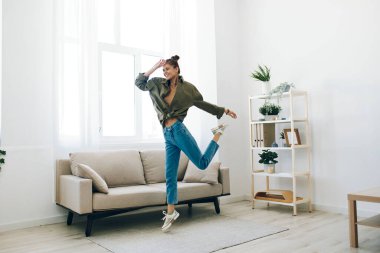 Neşeli Bir Evde Neşeli Zıplama: Bir Koltukta Mutluluk ve Müzik Dolu Rahatlama