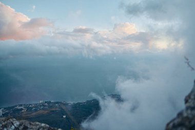 Görkemli Okyanus Manzarası Dağ Zirvesinden Uçurumun Kıyısında Duran Huzurlu Gezginler Saadeti
