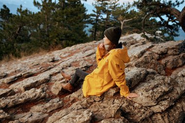 Solo Macera Sarı Yağmurluk ve Siyah Şapka ile Zirveyi Stili Fethediyor