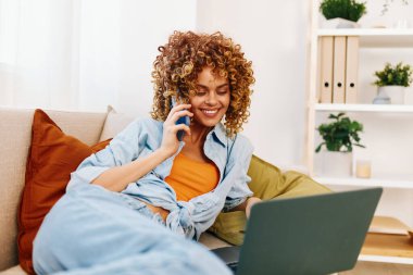 Modern Oturma Odasında Dizüstü bilgisayar kullanan Mutlu Kadın.