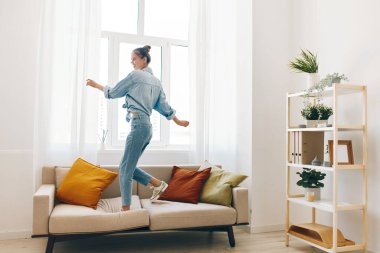 Neşeli Kadın Müzikle Zıplıyor: Evde Mutlu Yaşam Stili