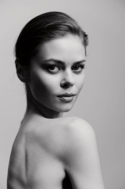 Kendine güveni tam bir kadın portresi. Yumuşak bir yüz ifadesi var. Monokroma yakalanmış. Bakışlarına ve duruşuna odaklanmak sonsuz ve sofistike bir cazibe yaratıyor..