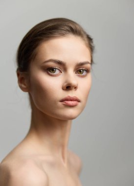 Zarif güzelliğini ve özgüvenini sergileyen dingin bir genç kadının portresi. Büyüleyici bakış, görüntünün minimalist estetiğini tamamlar..