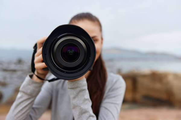 Una Joven Mujer Sostiene Con Entusiasmo Una Cámara Lista Para — Foto de Stock