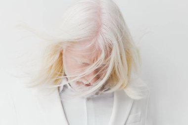 Bu görüntüde beyaz saçlı, dağınık bir adam var, içgözlem duygusunu aktarıyor açık renkli arka plan rüya gibi kaliteyi arttırıyor, dinginliği çağrıştırıyor ve