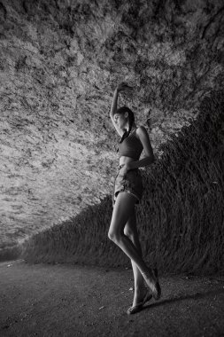 Gizemli derinlikleri keşfeden kadın bir yeraltı mağarasında duruyor, macera, keşif, seyahat, yeraltı, güzellik, karanlık, yolculuk